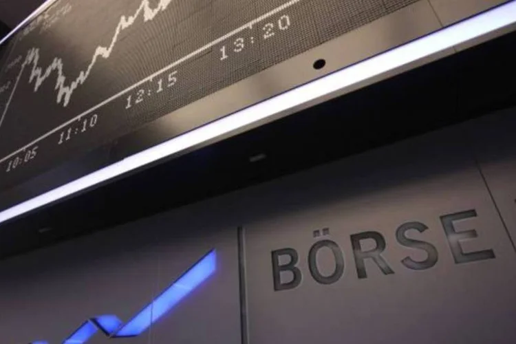 Declínios em ações de economias fracas da zona do euro pressionavam o mercado, com receios após a Moody's rebaixar a nota de crédito de Portugal (Ralph Orlowski/Getty Images)