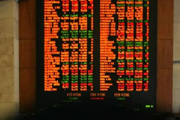 
	Opera&ccedil;&atilde;o na Bolsa de Sidney: &agrave;s 7h37 (hor&aacute;rio de Bras&iacute;lia), o &iacute;ndice MSCI que re&uacute;ne a&ccedil;&otilde;es da regi&atilde;o &Aacute;sia-Pac&iacute;fico com exce&ccedil;&atilde;o do Jap&atilde;o ca&iacute;a 0,76 por cento
 (Sergio Dionisio/Getty Images)