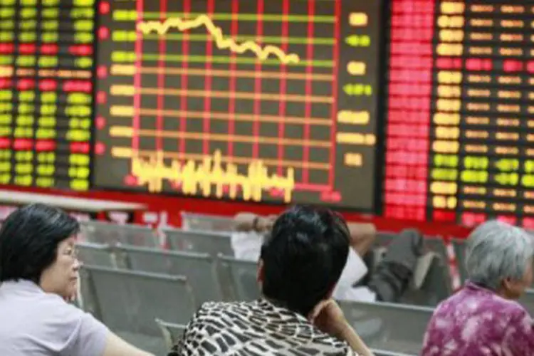 
	A Bolsa de Xangai se recuperou at&eacute; o fim do preg&atilde;o e fechou com alta de 5,76%, ap&oacute;s o governo do pa&iacute;s anunciar que atuar&aacute; contra os especuladores de mercado
 (AFP)
