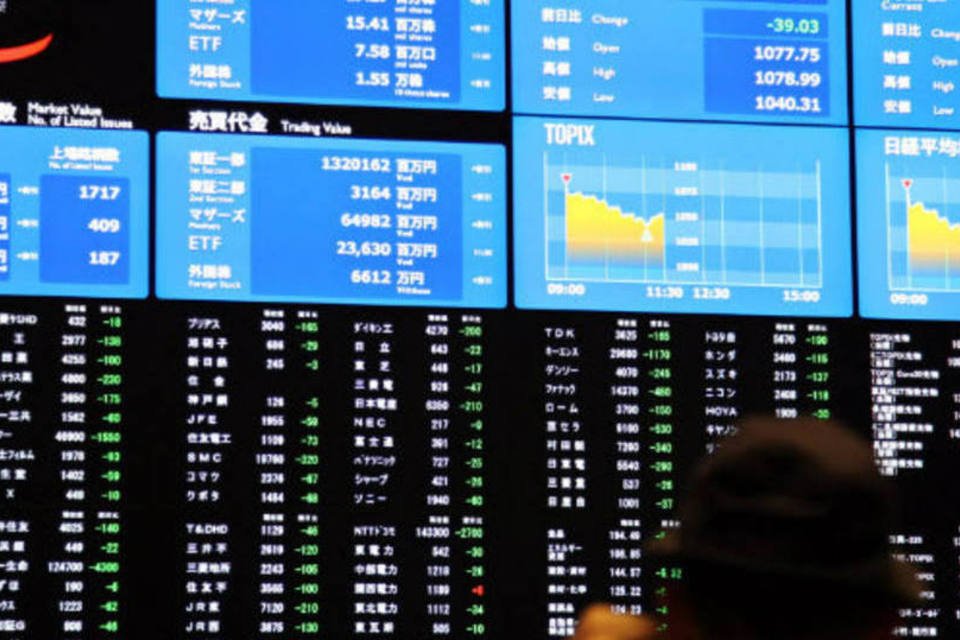 Bolsa de Tóquio fecha em queda com iene mais fraco