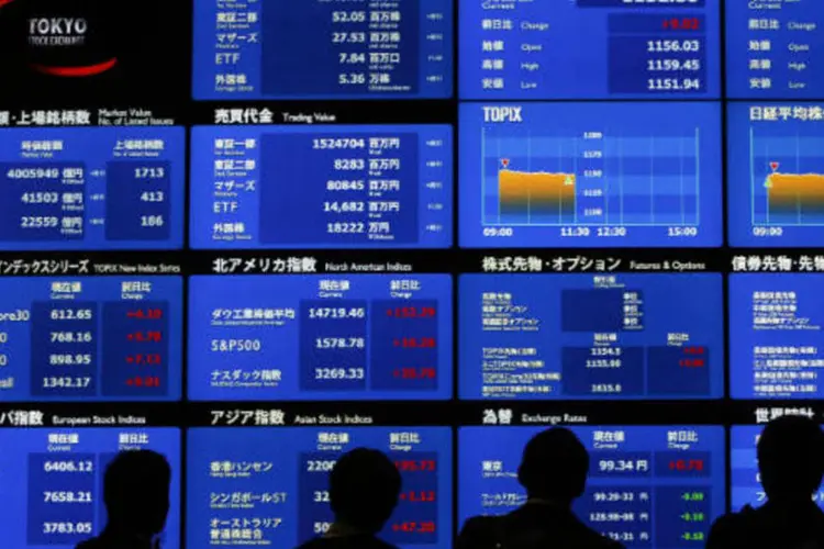 
	Bolsa de T&oacute;quio: o &iacute;ndice Nikkei&nbsp;fecha em queda de 3,3%, a 14.327,66 pontos
 (REUTERS/Yuya Shino)