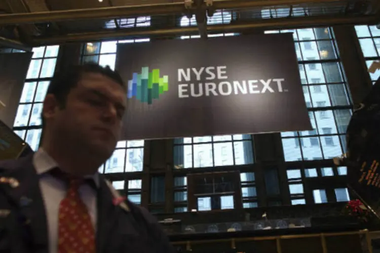 
	NYSE: &agrave;s 14h10 (de Bras&iacute;lia), o &iacute;ndice Dow Jones ca&iacute;a 179 pontos (1,10%), para 16.193 pontos
 (REUTERS/Andrew Kelly)