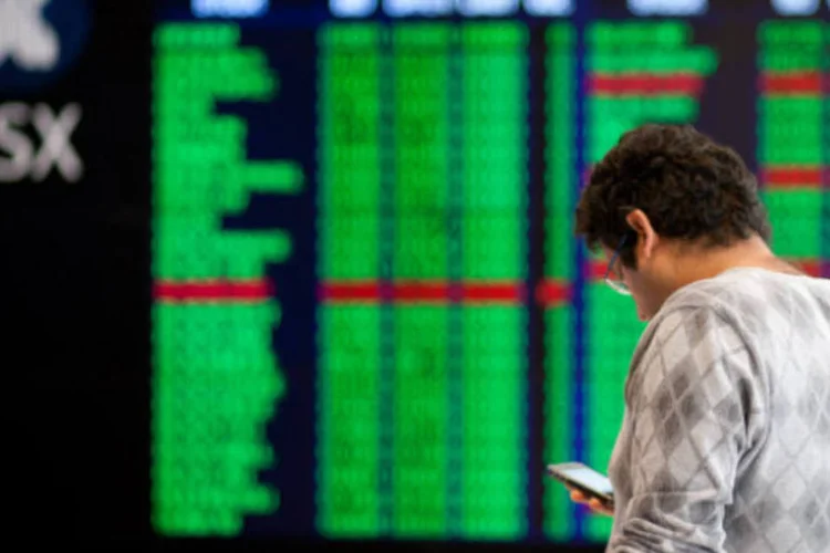 
	Bolsa de Sydney: &agrave;s 7h40, o &iacute;ndice MSCI que re&uacute;ne a&ccedil;&otilde;es da regi&atilde;o &Aacute;sia-Pac&iacute;fico com exce&ccedil;&atilde;o do Jap&atilde;o avan&ccedil;ava 0,08%, ap&oacute;s alta de 0,3% na sess&atilde;o anterior e ultrapassando sua m&eacute;dia m&oacute;vel de 50 dias
 (Ian Waldie/Bloomberg)