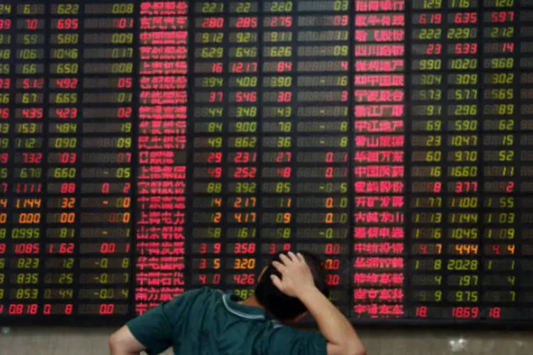 
	Bolsas da &Aacute;sia: a&ccedil;&otilde;es na China despencaram mais de 6 por cento, acumulando queda de mais de 9 por cento da semana
 (Tomohiro Ohsumi/Bloomberg)