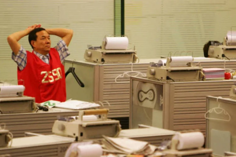 
	Bolsa de Hong Kong: a bolsa acompanhou o restante do mercado chin&ecirc;s e encerrou o dia com perdas de 0,7%, para 22.835,82 pontos
 (MN Chan/Getty Images)