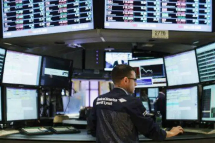 
	Bolsa de Nova York: &agrave;s 13h28, o indicador Dow Jones ca&iacute;a 0,47 por cento, a 15.394 pontos, enquanto que o S&amp;P 500 tinha desvaloriza&ccedil;&atilde;o de 0,56 por cento, a 1.744 pontos
 (AFP/Getty Images)