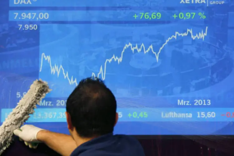 
	O indicador principal da Bolsa de Valores de Frankfurt, o DAX-30, iniciou as negocia&ccedil;&otilde;es desta quarta-feira com avan&ccedil;o de 0,35%, aos 7.665 pontos
 (REUTERS/Kai Pfaffenbach)