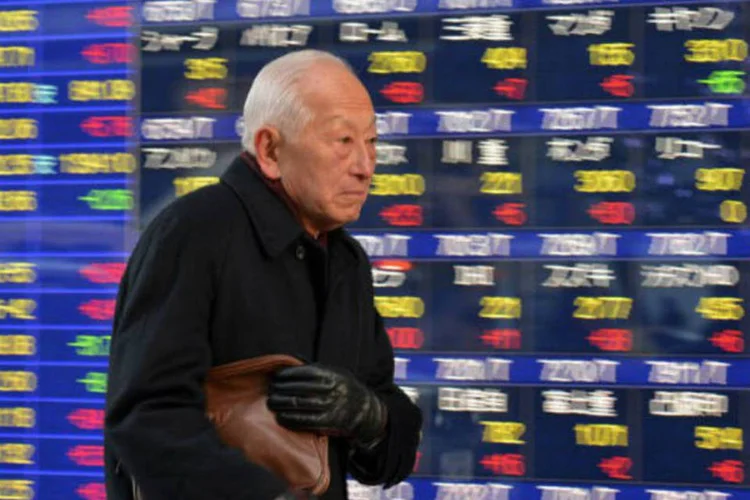 
	Bolsa de T&oacute;quio: o &iacute;ndice Nikkei avan&ccedil;ou 2,0%, para 12.468,23 pontos, ap&oacute;s queda de 2,7% na segunda-feira, a pior perda em pontos porcentuais em 10 meses
 (©afp.com / Yoshikazu Tsuno)