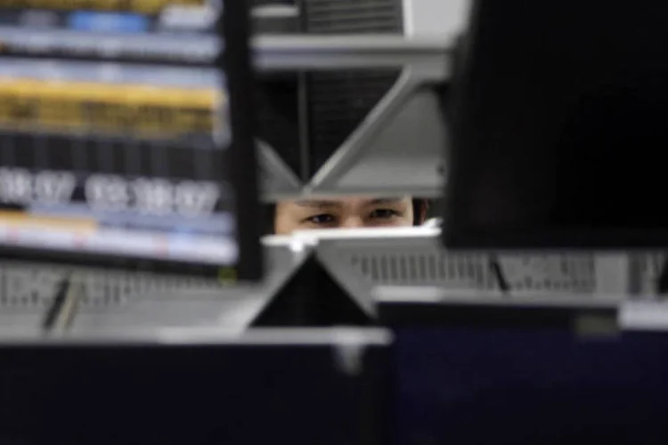 
	Bolsa de T&oacute;quio: &iacute;ndice japon&ecirc;s Nikkei perdeu 1,57 por cento, sem se animar com a vit&oacute;ria do primeiro-ministro Shinzo Abe nas elei&ccedil;&otilde;es
 (REUTERS/Toru Hanai)