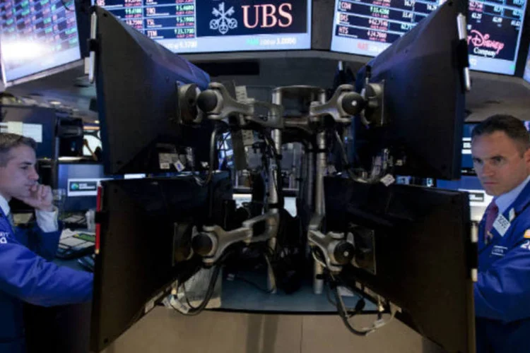 
	Bolsa de Nova York: impacto de pre&ccedil;os mais baixos do petr&oacute;leo e os efeitos de turbul&ecirc;ncias pol&iacute;ticas na Gr&eacute;cia e na zona do euro puxam as a&ccedil;&otilde;es para baixo
 (Jin Lee/Bloomberg)