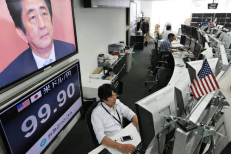 
	Televis&atilde;o em sala da Bolsa de T&oacute;quio exibe imagem do primeiro-ministro Shinzo Abe: o &iacute;ndice Nikkei avan&ccedil;ou 0,5%, para 14.658,04 pontos, ap&oacute;s a queda de 1,5% na sess&atilde;o anterior
 (Yuriko Nakao/Bloomberg)