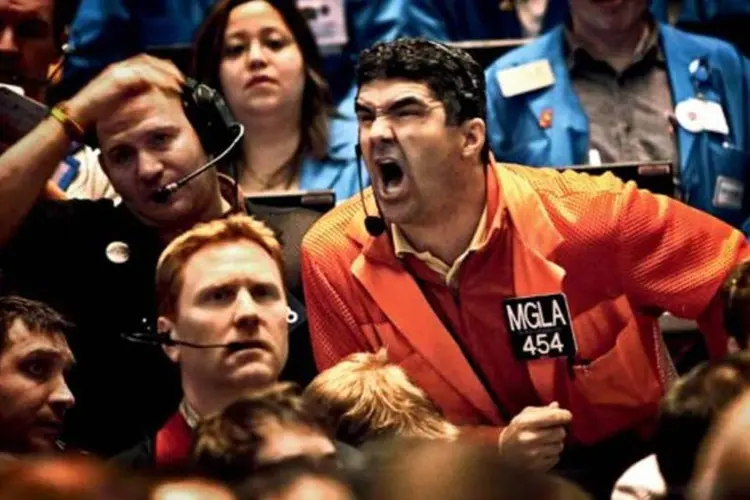 
	Homem grita oferta em preg&atilde;o da bolsa: &iacute;ndice Merval, da Bolsa de Com&eacute;rcio de Buenos Aires, fechou nesta quarta-feira em baixa de 0,95%, para 2.843,96 pontos
 (Scott Olson/Getty Images)