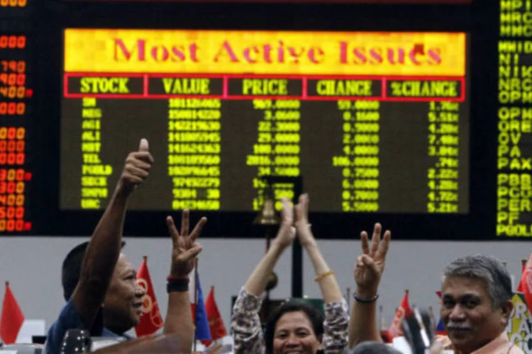 
	Nas Filipinas, as a&ccedil;&otilde;es se recuperaram ap&oacute;s uma acentuada onda de vendas, saltando mais de 5% nesta quarta-feira
 (REUTERS/Romeo Ranoco)