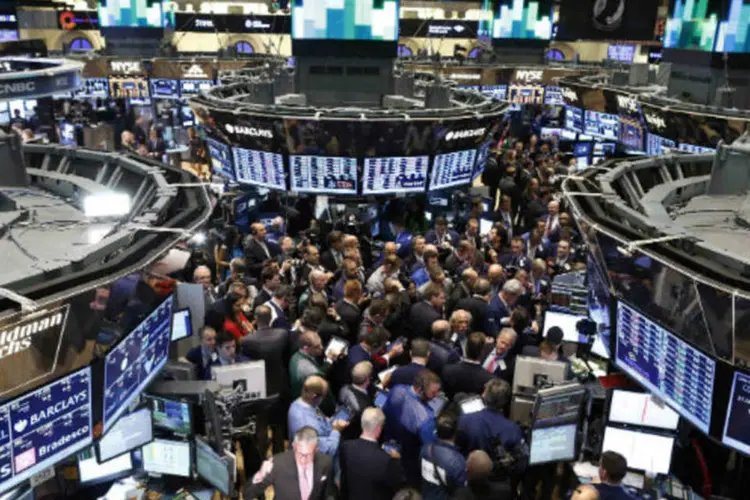 
	Bolsa de Nova York: &agrave;s 12h05, o &iacute;ndice Dow Jones recuava 0,15 por cento, para 16.825 pontos
 (REUTERS/Brendan McDermid)