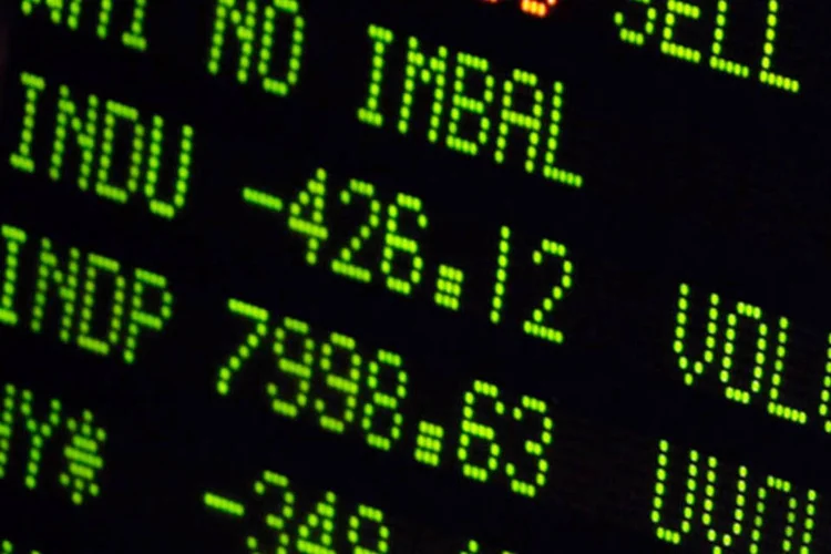 
	Bolsa de Nova York: &agrave;s 12h15 (de Bras&iacute;lia), o Dow Jones&nbsp;futuro subia 0,17%, o Nasdaq tinha baixa de 1,46% e o S&amp;P 500 recuava 0,12%
 (Getty Images)