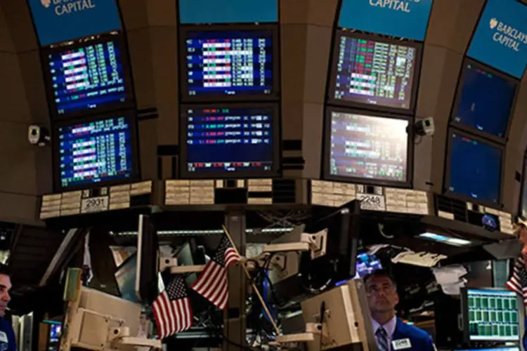 
	Bolsa de Nova York: &agrave;s 14h14 (hor&aacute;rio de Bras&iacute;lia), o &iacute;ndice Dow Jones ca&iacute;a 82 pontos (0,61%), para 13.302 pontos e o Nasdaq recuava 19 pontos (0,63%), para 3.079 pontos
 (Getty Images)