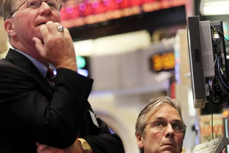 
	Bolsa de Nova York: &agrave;s 12h15 (hor&aacute;rio de Bras&iacute;lia), o Dow Jones recuava 0,10%, o Nasdaq tinha queda de 0,08% e o S&amp;P 500 cedia 0,14%
 (Getty Images)