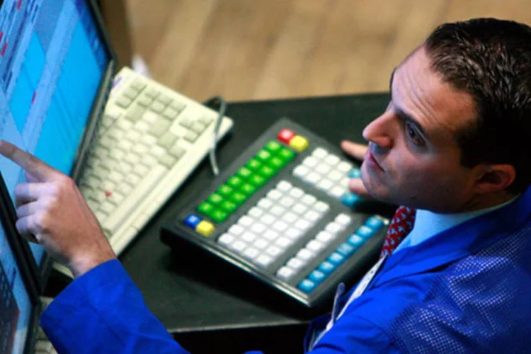 
	Bolsa de Nova York: &agrave;s 14h15 (hor&aacute;rio de Bras&iacute;lia), o &iacute;ndice Dow Jones ca&iacute;a 29 pontos (0,22%), para 13.109 pontos; o Nasdaq recuava 20 pontos (0,69%), para 2.991 pontos
 (Getty Images)