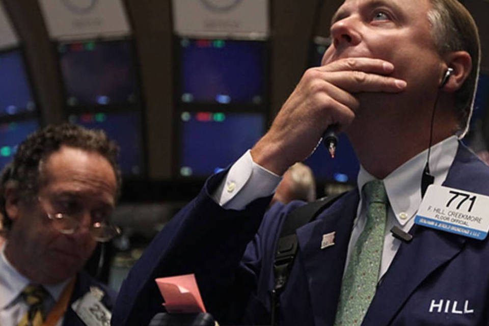 Wall Street recua em sessão volátil