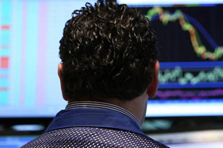 
	Bolsa de Nova York: &agrave;s 14h28 (de Bras&iacute;lia), o &iacute;ndice Dow Jones subia 21 pontos (0,16%), para 13.269 pontos; o Nasdaq avan&ccedil;ava 1 ponto (0,04%), para 3.023 pontos
 (Getty Images)