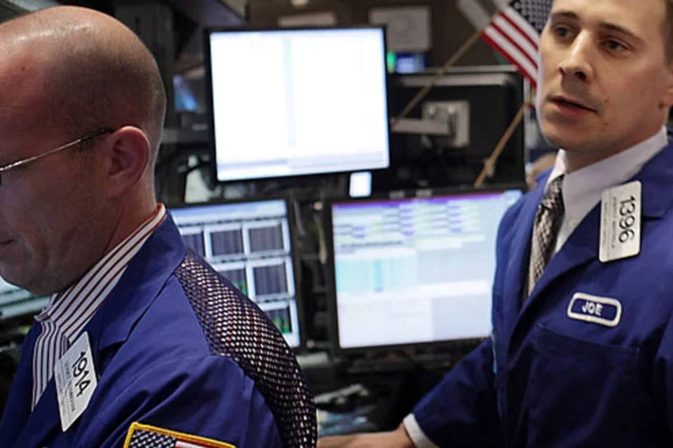 
	&Agrave;s 15h21, o Dow Jones avan&ccedil;ava 0,97&nbsp;%, para 15.327 pontos, depois de atingir alta de 1&nbsp;%. O Standard &amp; Poor&#39;s 500 ganhava 0,84&nbsp;%, para 1.652 pontos
 (Getty Images)