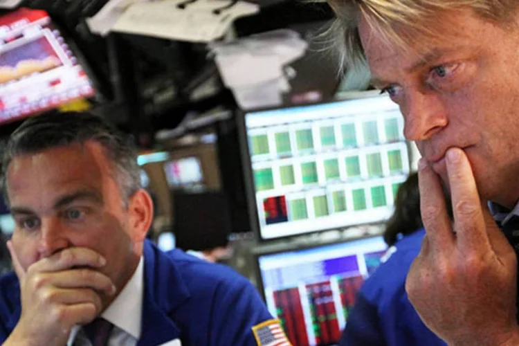 
	Bolsa de Nova York: &agrave;s 12h15 (de Bras&iacute;lia), o &iacute;ndice Dow Jones Futuro recuava 0,30%; S&amp;P 500 perdia 0,46% e o Nasdaq declinava 0,33%
 (Getty Images)