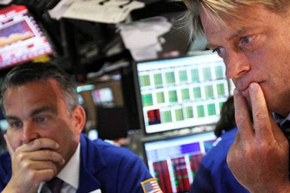 Wall Street fica quase estável, apesar de decisão da S&P