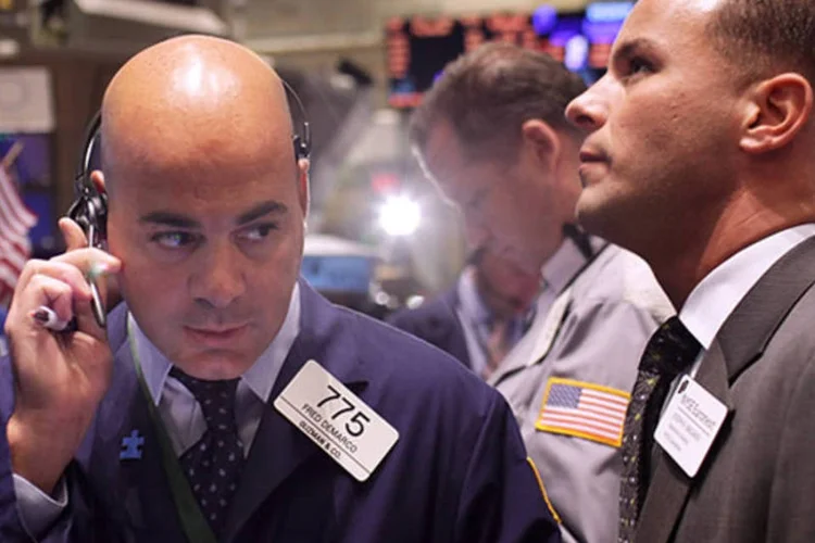 
	Segundo dados preliminares, o &iacute;ndice Dow Jones&nbsp;recuou 0,08&nbsp;%, para 15.294 pontos. O &iacute;ndice Standard &amp; Poor&#39;s 500 teve desvaloriza&ccedil;&atilde;o de 0,29&nbsp;%, para 1.650 pontos
 (Getty Images)