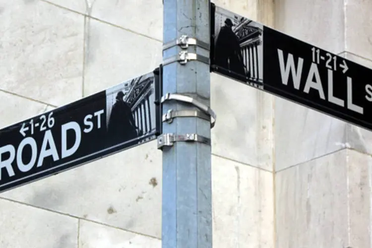 
	Wall Street: &nbsp;O Dow fechou a 14.452,06 pontos, o S&amp;P &nbsp;terminou a 1.552,10 pontos e o Nasdaq finalizou a sess&atilde;o, a 3.237,59 pontos. Para cada a&ccedil;&atilde;o que subiu, quase duas ca&iacute;ram na New York Stock Exchange, onde 302 milh&otilde;es de pap&eacute;is foram negociados. (SXC.hu)