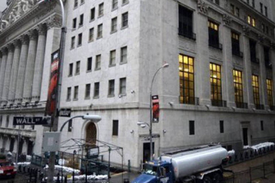 
	Limpeza em frente ao pr&eacute;dio da Bolsa de Nova York: foi o primeiro fechamento dos mercados desde os atentados de 11 de setembro de 2001
 (©AFP / Timothy A. Clary)