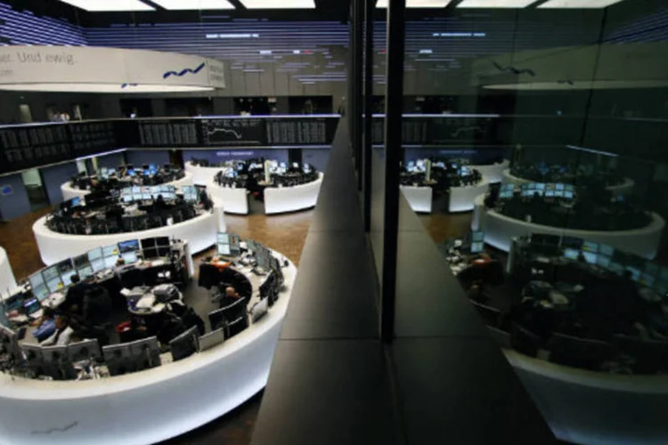 
	Bolsa de Frankfurt: alta de 4,5% no papel da E.ON era um dos maiores impulsos ao FTSEurofirst 300
 (Ralph Orlowski/Bloomberg)