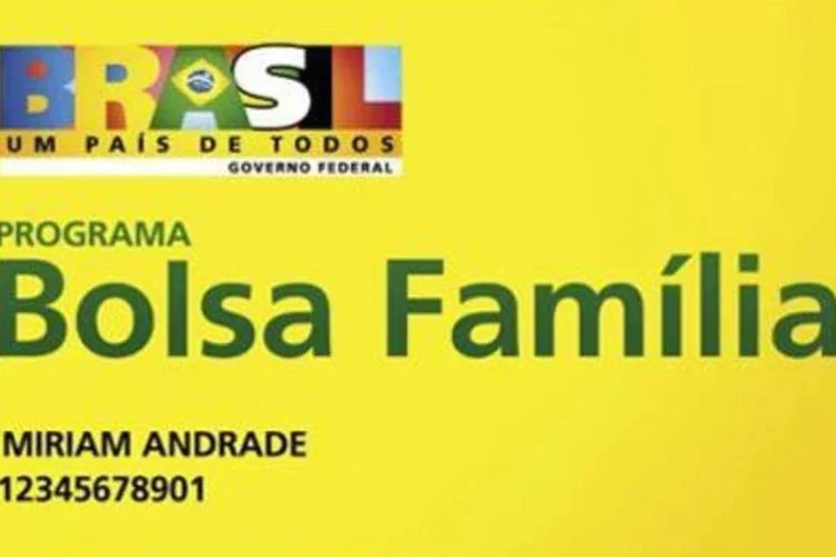 Cartão do Bolsa Família, que distribui uma renda mensal às famílias carentes (.)