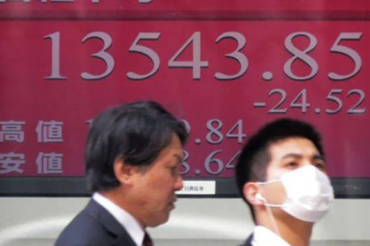 
	Bolsa de T&oacute;quio: o&nbsp;iene&nbsp;se desvalorizou por expectativas de mais afrouxamento do banco central japon&ecirc;s
 (Kazuhiro Nogi/AFP)