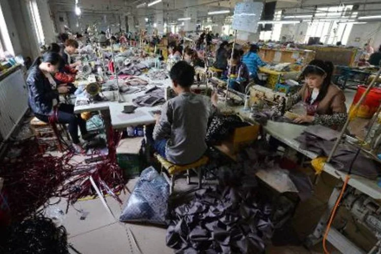 
	F&aacute;brica de bolsas na China: dados econ&ocirc;micos negativos mostraram o enfraquecimento da economia do pa&iacute;s
 (Mark Ralston/AFP)