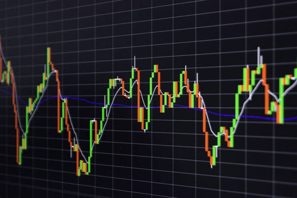 Bovespa sobe 2,4% com petróleo e resultados corporativos