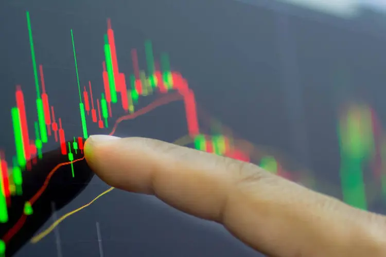 
	Bolsas: &agrave;s 10:11, hor&aacute;rio de Bras&iacute;lia, o Ibovespa ca&iacute;a 2,41 por cento, a 44.248 pontos
 (thinkstock)