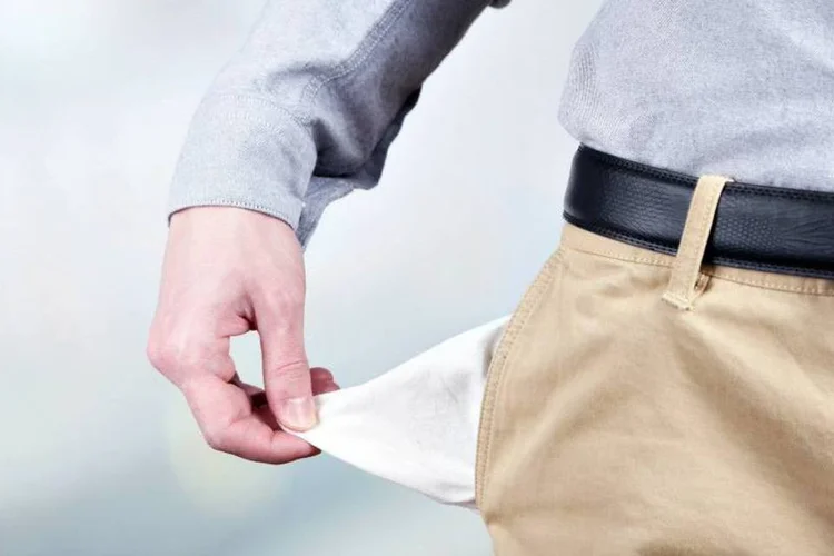 
	Bolso vazio: remunera&ccedil;&atilde;o dos gerentes brasileiros caiu 23% entre 2014 e 2015
 (Thinkstock/belchonock)
