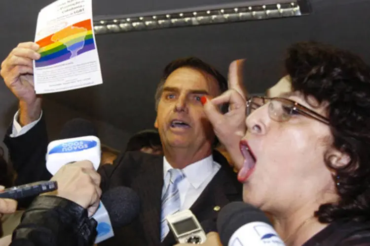 Marinor tentou impedir que Bolsonaro exibisse um panfleto contra o projeto e o chamou de homofóbico (Márcia Kalume / Agência Senado)