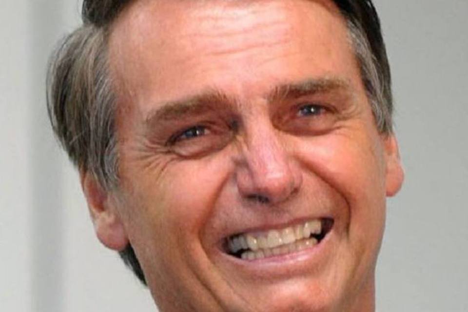 Bolsonaro encarna rockstar, mas cai ao saltar em plateia