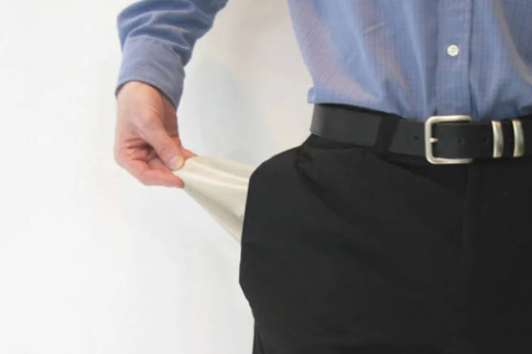 
	Bolso vazio: est&aacute; mais caro financiar e pegar dinheiro emprestado; apenas o j&aacute; caro rotativo do cart&atilde;o n&atilde;o subiu em mar&ccedil;o
 (Stock.xchng/playboy)