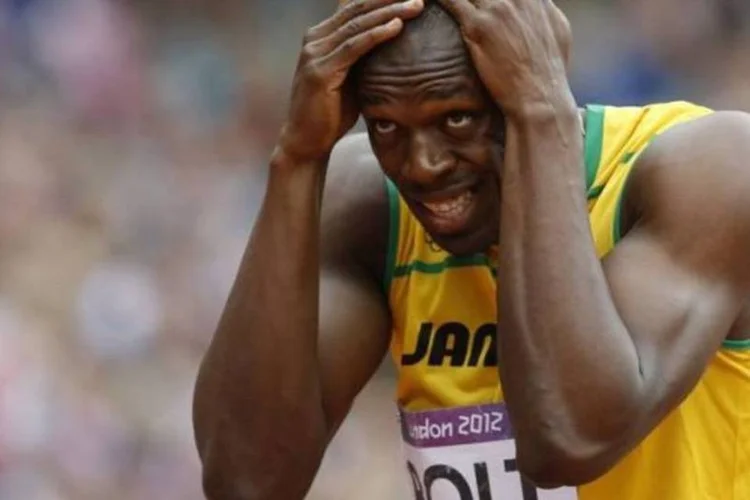 Usain Bolt sorri e cobre a cabeça antes das eliminatórias dos 200m nos Jogos Olímpicos de Londres (Phil Noble/Reuters)