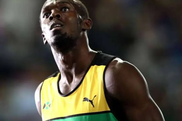 Bolt pediu para que seu companheiro de delegação, o decatleta Maurice Smith, cortasse se cabelo, antes da cerimônia de entrega de medalhas dos 100 metros rasos (Michael Steele/Getty Images)