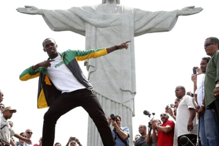 O medalhista de ouro olímpico jamaicano Usain Bolt posa para fotos durante sua visita à estátua do Cristo Redentor, no Rio de Janeiro (REUTERS/Sergio Moraes)