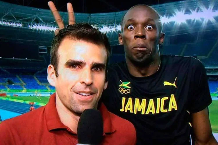 Usain Bolt faz chifrinho no repórter Mendel Bydlowski, da ESPN (Reprodução/Twitter)