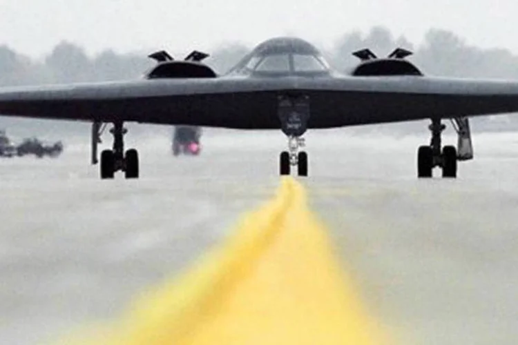 A bomba MOP deve ser parte de um caça invisível B-2 (Lance Cheung/AFP)