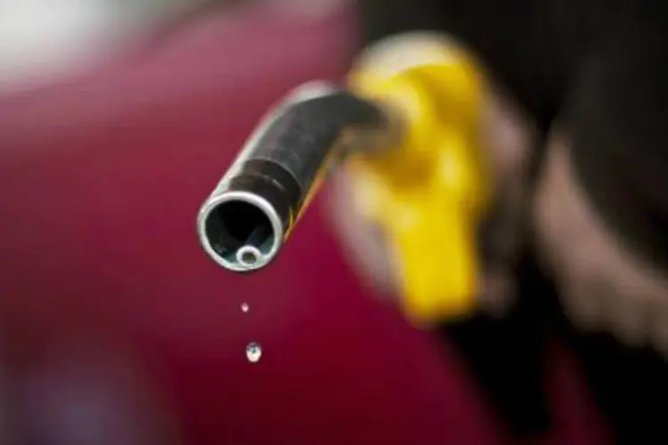 
	Bomba de gasolina em posto: segundo uma fonte do setor de combust&iacute;veis, h&aacute; registros de falta de gasolina na Para&iacute;ba, desde o Natal
 (Jeff Pachoud/AFP)