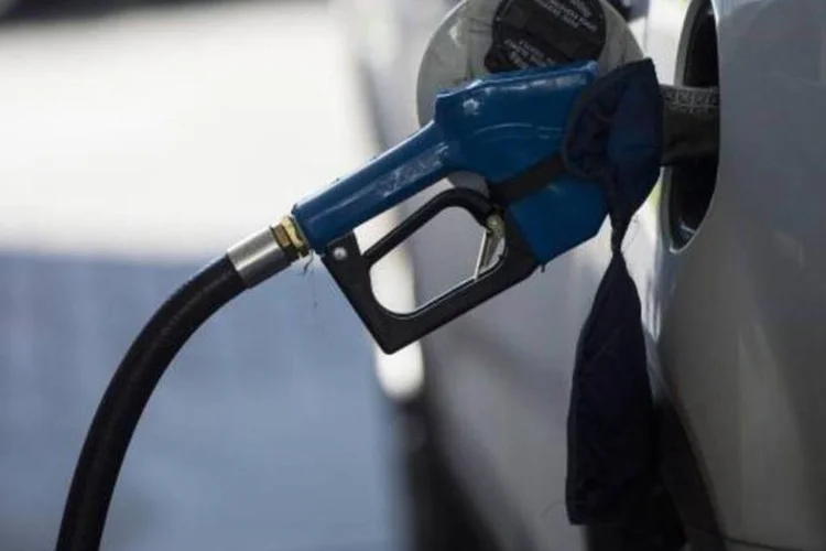 
	Carro &eacute; abastecido: apesar da acelera&ccedil;&atilde;o na primeira semana de setembro, o dado ainda segue abaixo de 70%
 (Marcelo Camargo/Agência Brasil)