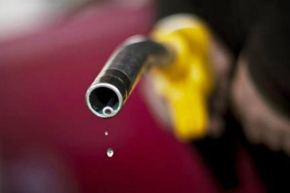 Carros movidos a gasolina devem usar combustível premium
