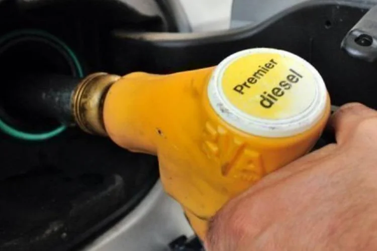 Petróleo: barril de "light sweet crude" para entrega em janeiro caiu 38 centavos no New York Mercantile Exchange, negociado a 76,13 dólares (Philippe Huguen/AFP)