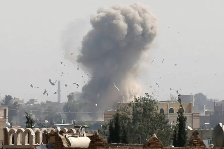 
	I&ecirc;men: dez soldados pr&oacute;-governamentais morreram e outros doze ficaram feridos nos combates
 (Khaled Abdullah / Reuters)